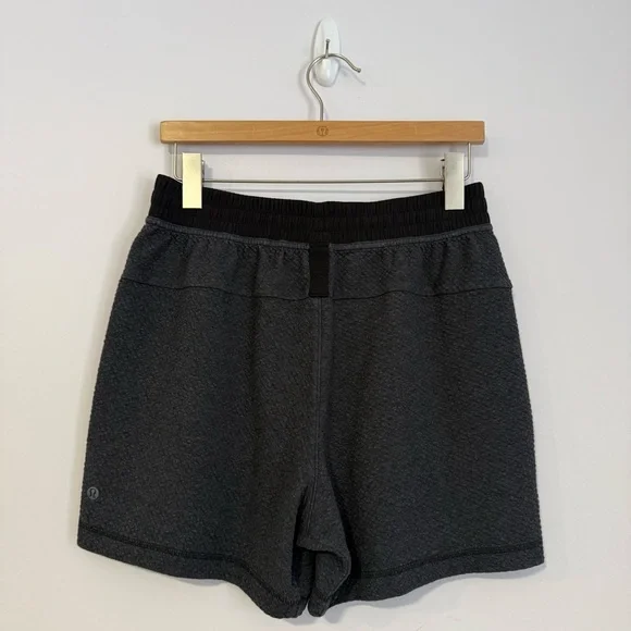 Lululemon At Ease Short 5.5" Heathered Black / Black Size Medium - Picture 2 of 4